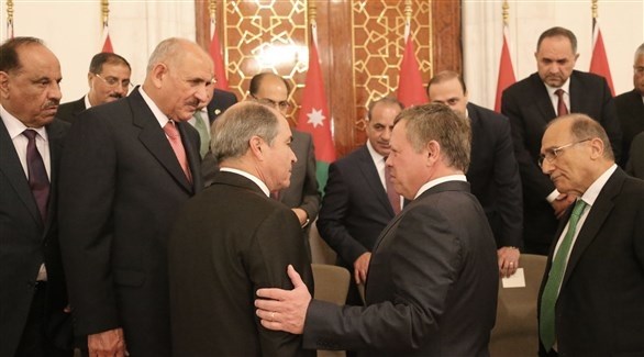 الملك الأردني مستقبلاً الملقي وحكومته عند تشكيلها (أرشيف)