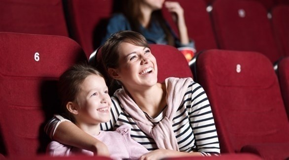 أم تشاهد مع ابنتها إحد الأفلام في صالة سينما (أرشيف)