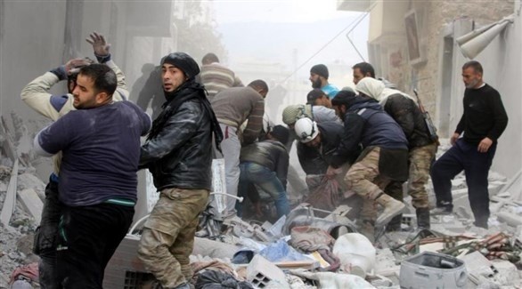 مسعفون ينقذون أحياء من تحت الركام في ادلب.(أرشيف)