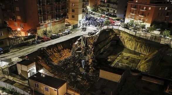 حفرة ضخمة تبتلع السيارات في روما (ديلي ميل)