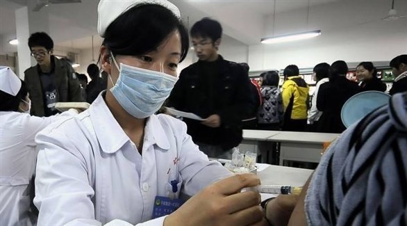 ممرضة صينية تسحب دماً من مريض لتحليله (أرشيف)