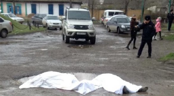 شرطي داغستاني أمام بعض ضحايا الهجوم على الكنيسة (روسيا اليوم)  