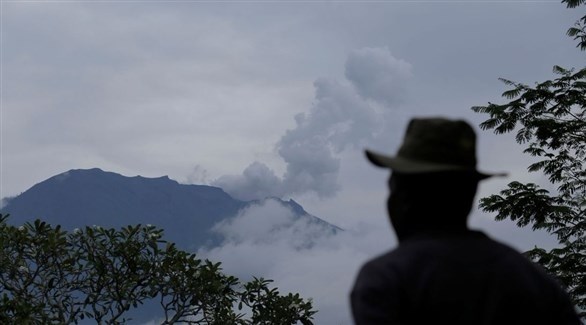 رجل ينظر إلى جبل سينابونغ في سومطرة (أرشيف)