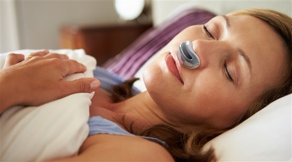 امرأة تضع جهازاً يعالج انقطاع النفس خلال النوم (أرشيف)