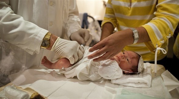 طفل خلال عملية ختان (أرشيف / ريدوكس)