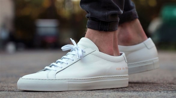 رجل يرتداء حذاء السنيكر "Sneaker" باللون الأبيض (أرشيف)