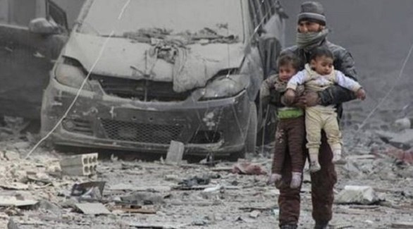شخص يحمل طفلين وسط الدمار الذي خلفه قصف النظام لمناطق في الغوطة الشرقية (تويتر)