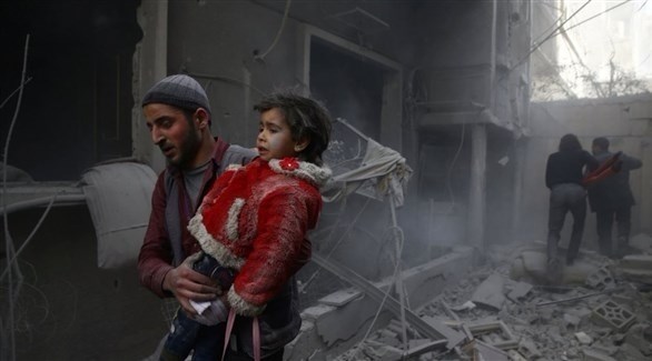 إجلاء طفلة بعد غارة على الغوطة الشرقية (تويتر)