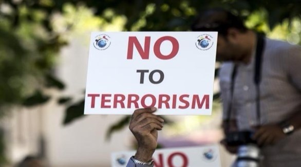 متظاهر يرفع لافتة كتب فيها: لا للإرهاب.(أرشيف)