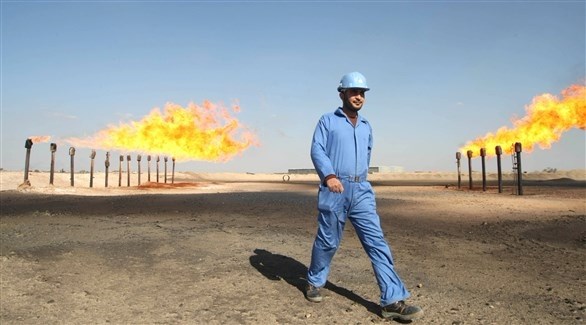 عامل يمر بجانب محطة لاستخراج النفط (أرشيف)
