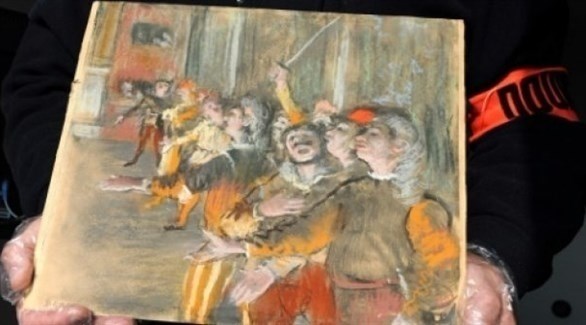 تصوّر اللوحة صفاً من الرجال يغنون في أوبرا (أ ف ب)