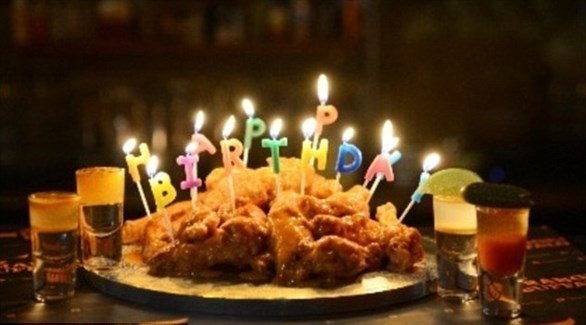 كعكة عيد ميلاد من أجنحة الدجاج (ديلي ميل)