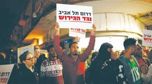إسرائيليون ولاجئون أفارقة يحتجون على الترحيل في تل أبيب (ارشيف)