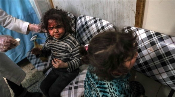 أطفال مصابون إثر الغارات في الغوطة (إ ب أ)