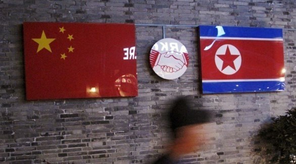 العلمان الكوري الشمالي والصيني (رويترز)