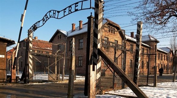 بوابة معسكر الإبادة أوشفيتز النازي في بولندا (أرشيف)