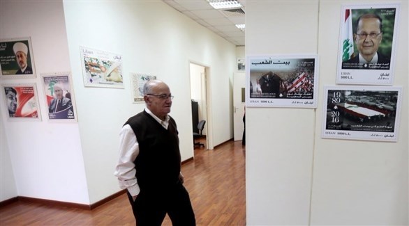 موظف يتجول داخل مكتب إصدار الطوابع المالية في بيروت (رويترز)