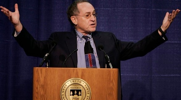 المحامي اليهودي ألان ديرشوفتز متحدثاً أمام طلاب في جامعة بماساتشوستس.(أرشيف)