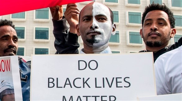 تظاهرة للأفارقة أمام سفارة رواندا في إسرائيل (أ ف ب)
