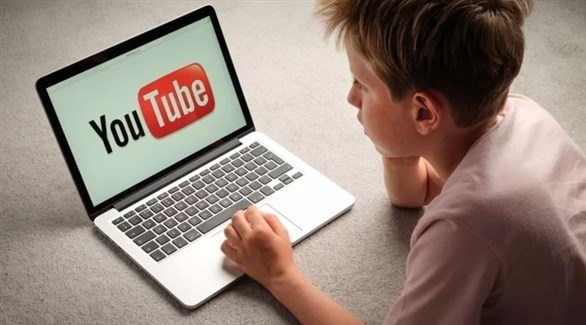 طفل أمام صفحة يوتيوب على الانترنت (أرشيف)