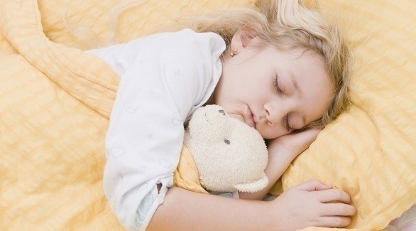طفلة تنام معانقة دباً (أرشيف)