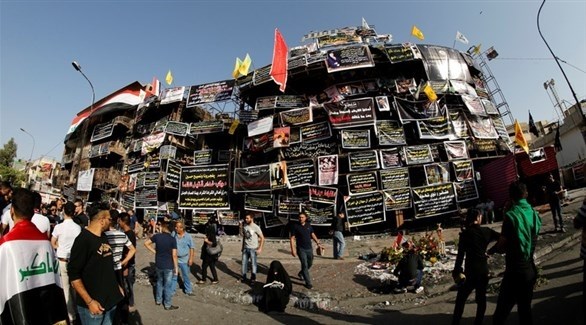 لافتات حداد بأسماء الضحايا في موقع التفجير بالكرادة (رويترز)