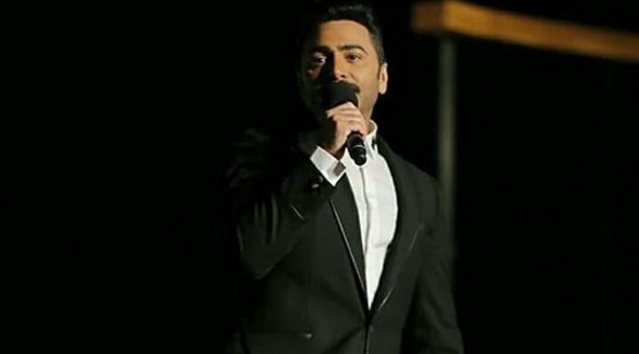 تامر حسني يغني لمجسم كأس العالم في الجونة (المصدر)