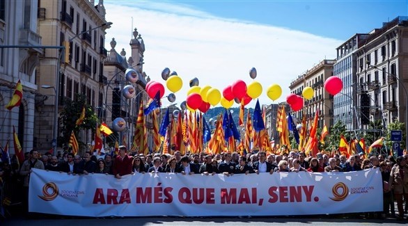 جانب من التظاهرة الت يجابت كتالونيا (إي بي ايه)