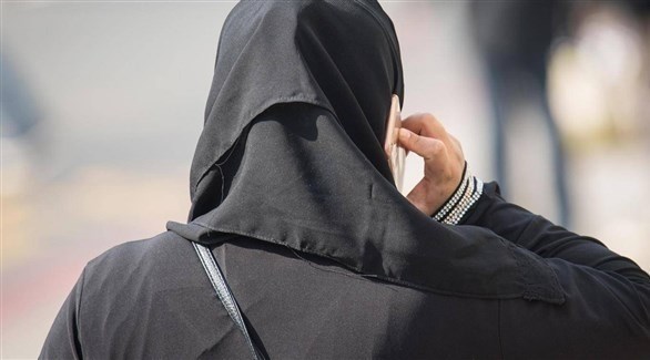 طالبة مسلمة تتحدث بالهاتف في إحدى كليات لندن (أرشيف)
