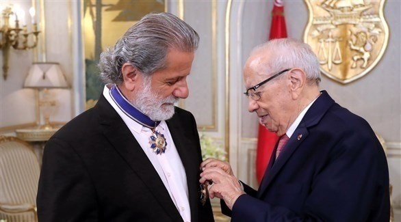 الرئيس التونسي مقلداً خليفة (الرئاسة التونسية)
