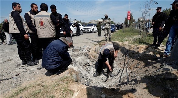 متخصصون يعاينون مكان محاولة اغتيال حمدالله (رويترز)