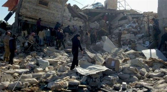مسعفون ومدنيون يبحثون عن ناجين محتملين بعد غارة في سوريا (أرشيف)