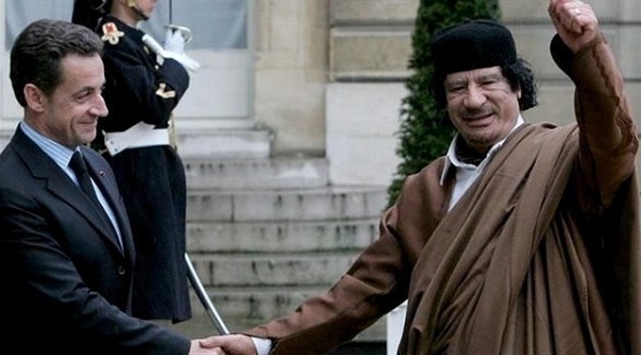 الزعيم الليبي الراحل العقيد معمر القذافي والرئيس الفرنسي الأسبق نيكولا ساركوزي (أرشيف)