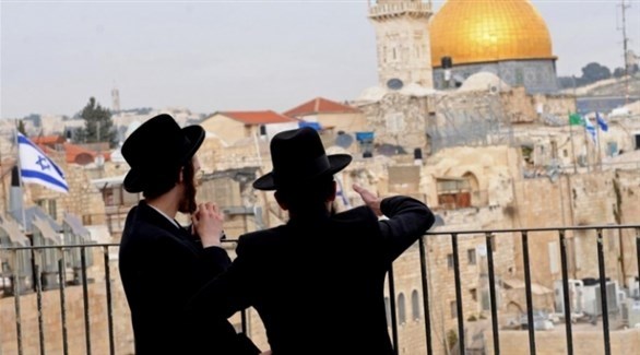 متشددان يهوديان ينظران إلى قبة الصخرة في القدس (أرشيف)