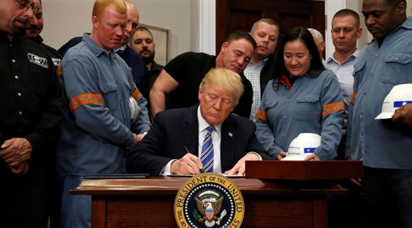 ترامب يوقع قرار فرض الرسوم على الوارادات الأجنبية بحضور عمال صلب أمريكيين في مكتبه (أرشيف)