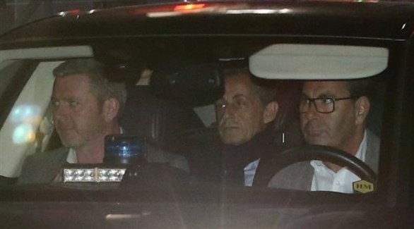 الرئيس الفرنسي الأسبق نيكولا ساركوزي (في المقعد الخلفي).(أرشيف)