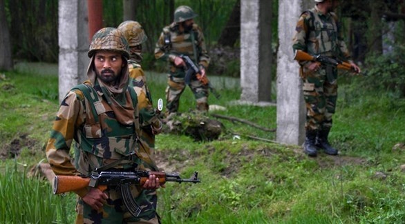 عناصر من الجيش على الحد الفاصل بين الهند وباكستان في كشمير (أرشيف)