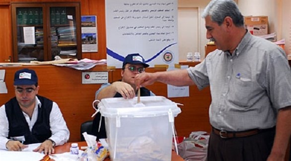 لبناني يُدلي بصوته في انتخابات 2009 (أرشيف)  