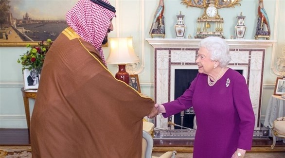 الملكة إليزابيت الثانية مستقبلة ولي العهد السعودي الأمير محمد بن سلمان.(أف ب)
