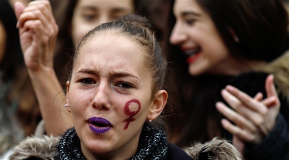 نساء يشاركن في مسيرة بمناسبة يوم المرأة العالمي في مدريد. (أف ب)