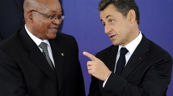 الرئيس الفرنسي الأسبق نيكولا ساركوزي والرئيس الأفريقي الجنوبي السابق جاكوب زوما.(أرشيف)