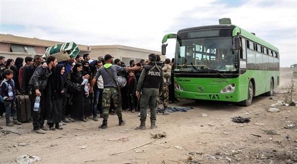سوريون في الغوطة الشرقية ينتظرون نقلهم إلى إدلب (أرشيف)