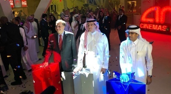 وزير الثقافة والإعلام السعودي  عواد العواد (وسط)  يفتتح أول دار سينما في السعودية (عاجل)
