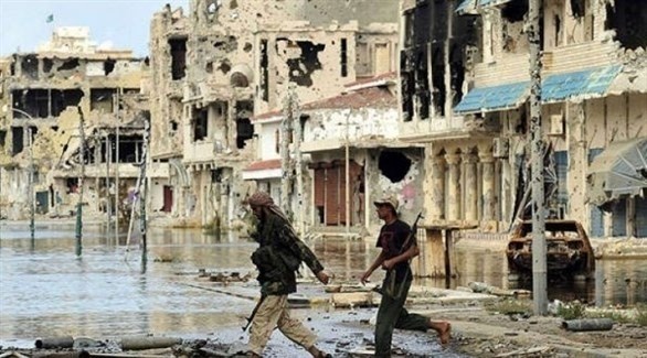 مسلحان في أحد شوارع ليبيا المهدمة (أرشيف)