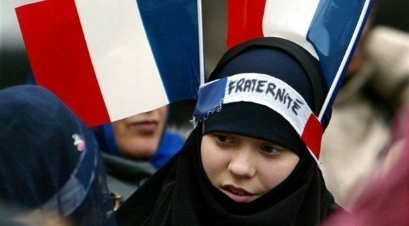 طفلة محجبة تضع علم فرنسا وشعار الأخوة على جبينها (أرشيف) 