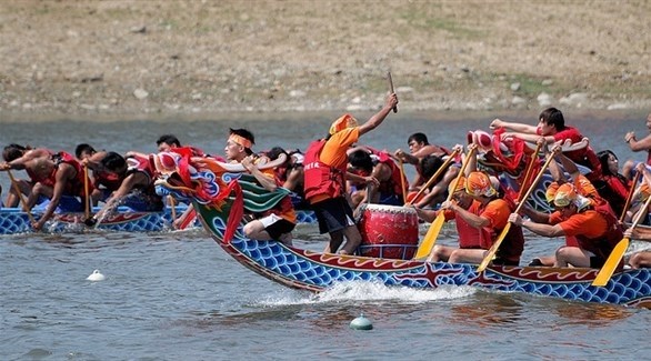 سباق زوارق نهرية تقليدية في الصين (أرشيف)