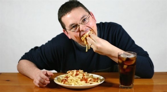 رجل يأكل بشراهة (أرشيف)