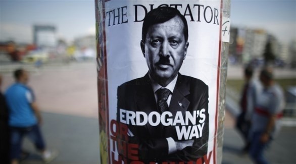"الديكتاتور.. الطريقة الأردوغانية" ملصق في أحد الشوارع (أرشيف)
