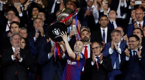 إنييستا يرفع كأس ملك إسبانيا (رويترز)