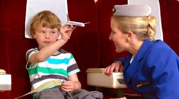 مضيفة مع طفل صغير على الطائرة (ميرور)